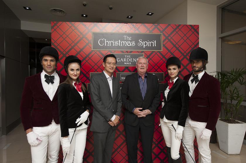 Lim Eng Seong (HSBC) & Antony Barragry with the Christmas riders